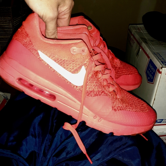 Nike - Picture 2 of 4